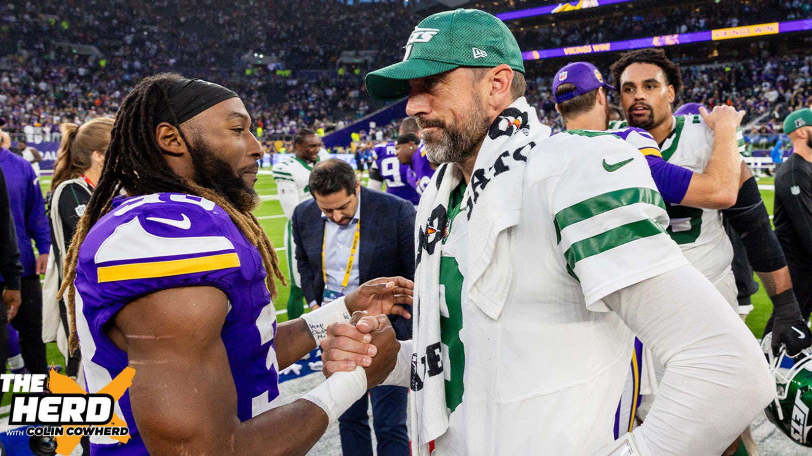 Aaron Jones addresses Vikings-Rodgers rumors & defends Aaron as still one of the top QBs in the league